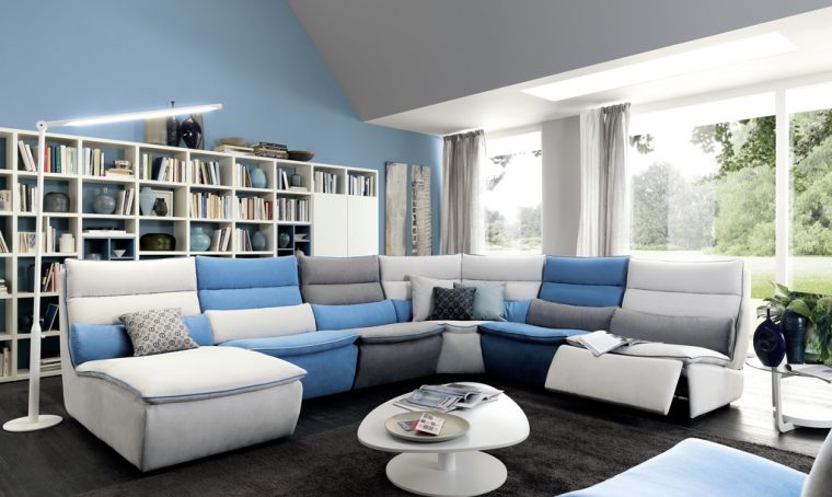 Soggiorno giocato su geometrie in azzurro
