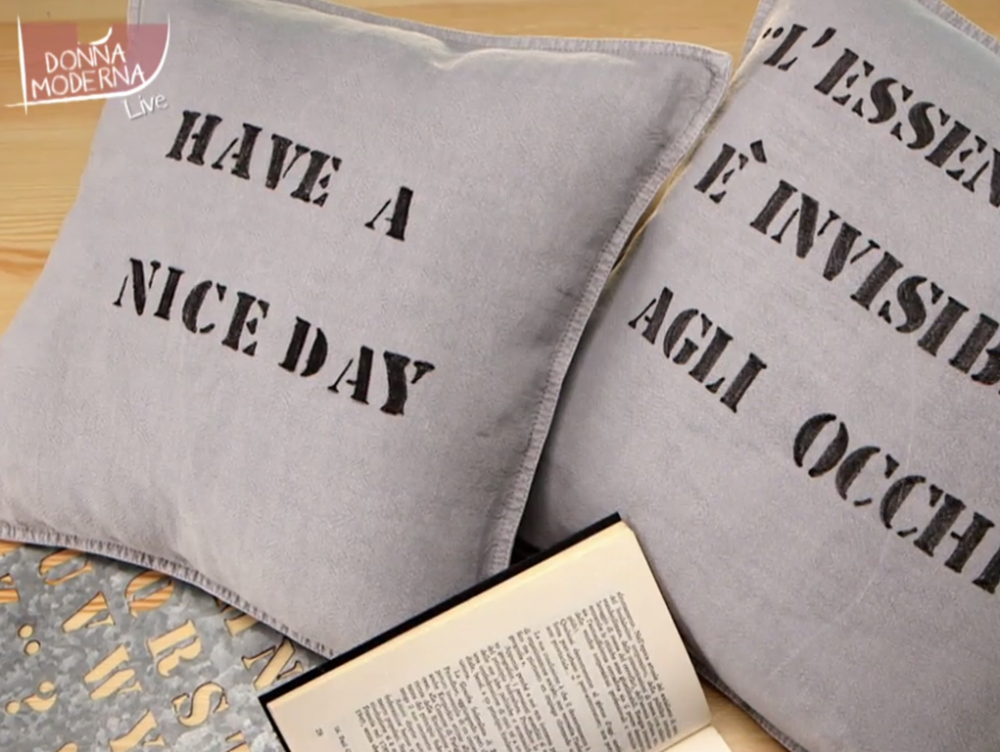 Decorare un cuscino con il lettering