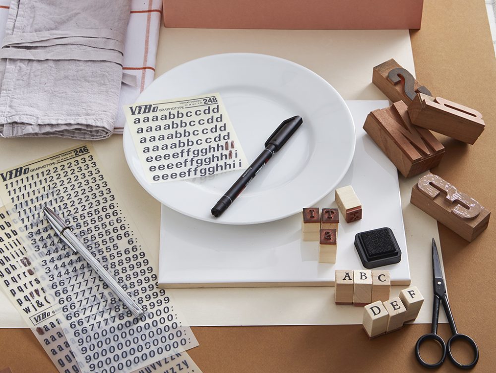 Decora i piatti di ceramica con il lettering
