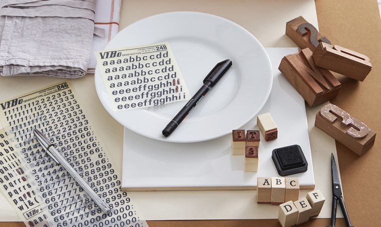 Decora i piatti di ceramica con il lettering