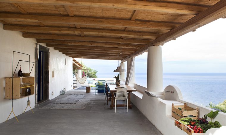 Alle Eolie: la casa dal grande portico