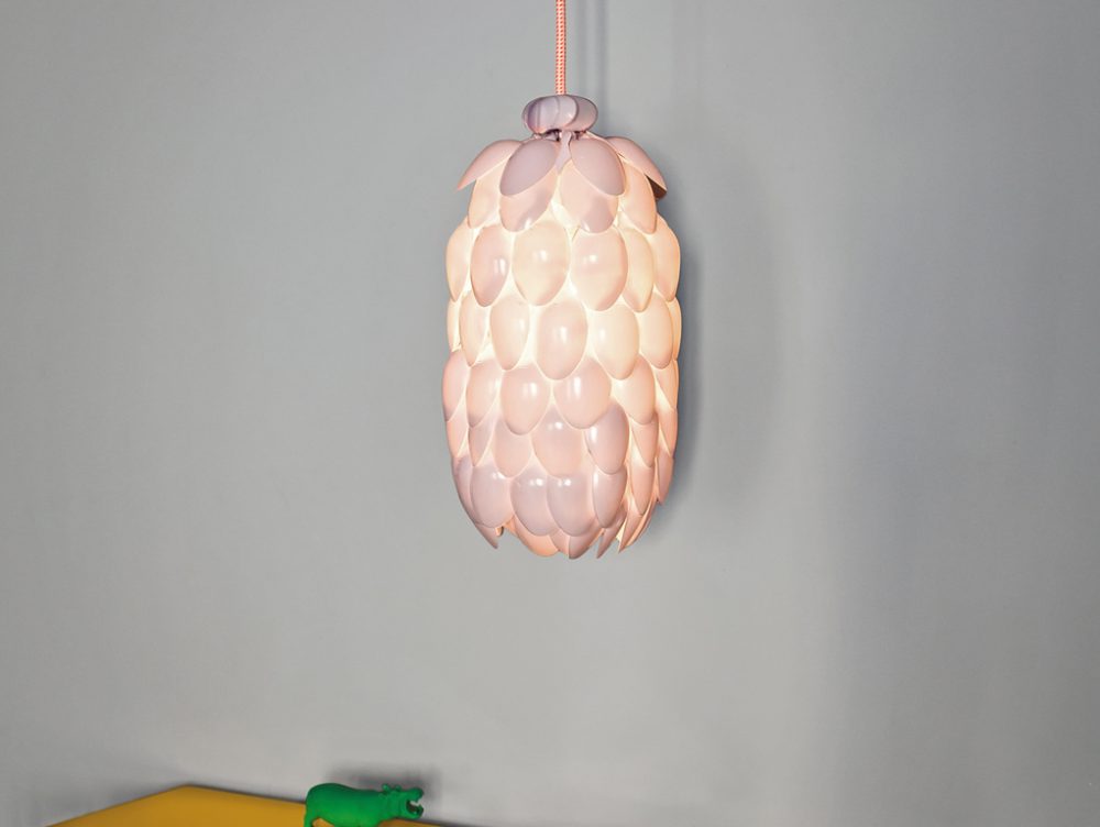 Come inventare un lampadario con cucchiai usa&getta