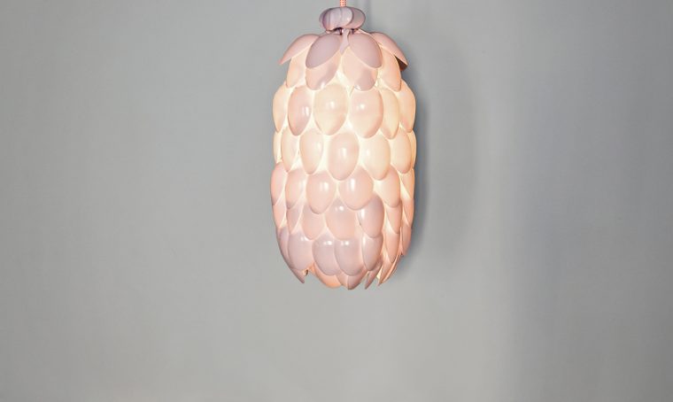 Come inventare un lampadario con cucchiai usa&getta