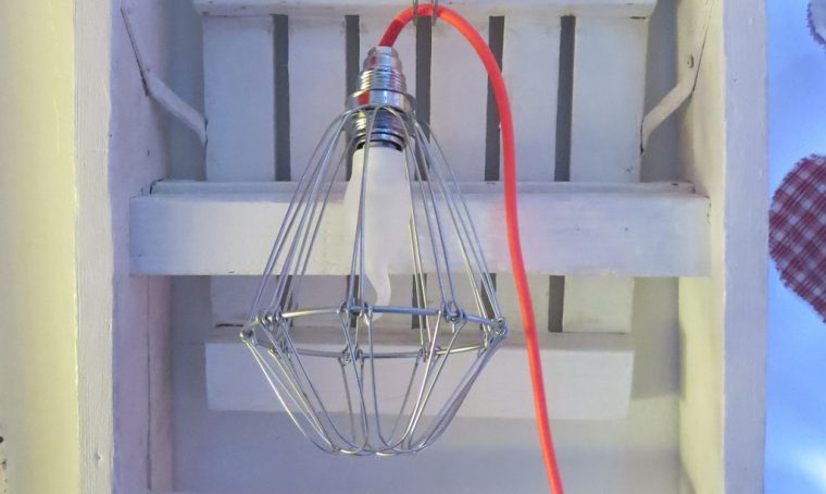 Costruire una lampada fai da te in 4 mosse