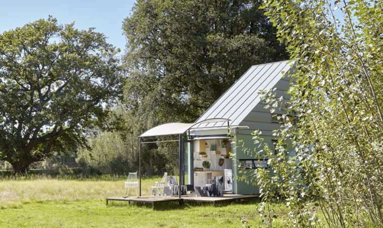 Minicasa prefabbricata e trasportabile: gli interni stile roulotte sono da copiare!