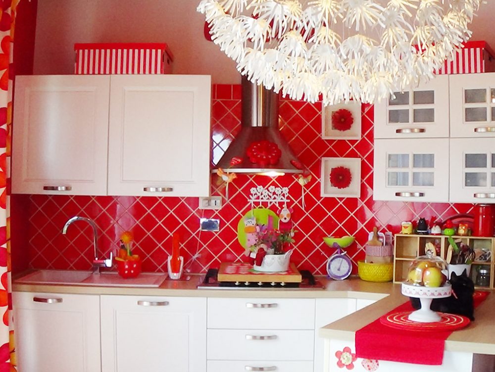 Cucina bianca e rossa, bagno verde e… Il coraggio di arredare con i colori!