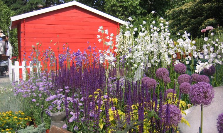 Ridipingi gli arredi outdoor nei colori di fiori!