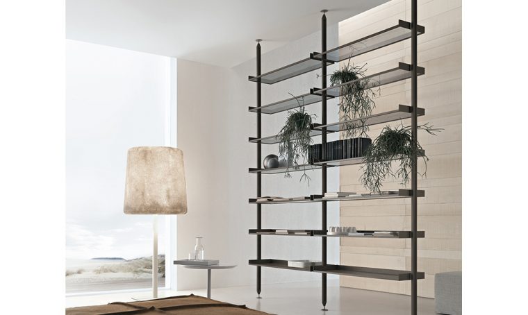 Come decorare una parete vuota con cornici e librerie