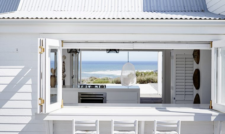 Total white per una casa con vista da sogno
