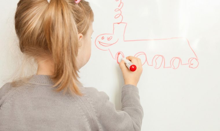 Scopri la vernice effetto lavagna bianca