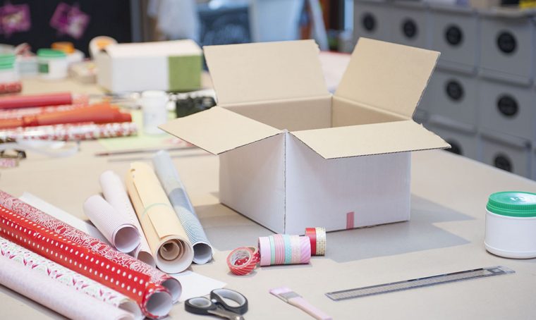 Trasforma una scatola di cartone in una confezione regalo personalizzata