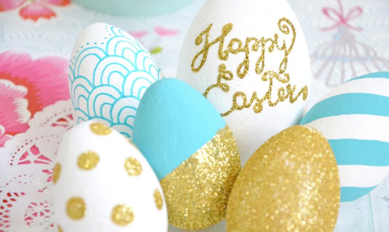 Uova di Pasqua colorate e decorate