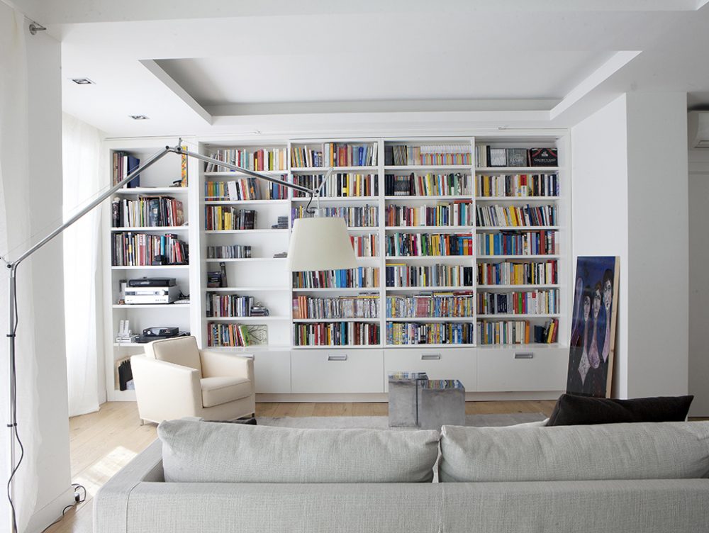 A casa di Neri Marcorè: tanto bianco e soluzioni apri-chiudi