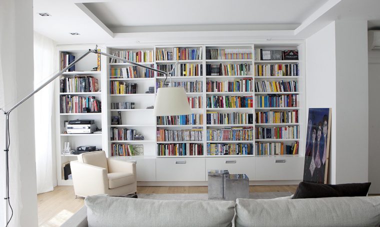 A casa di Neri Marcorè: tanto bianco e soluzioni apri-chiudi