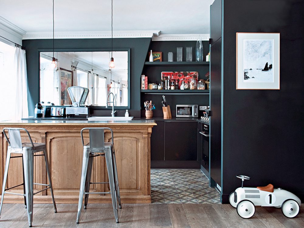 Cucina nera e pavimenti a cementine: forme del passato e spirito moderno