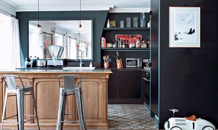 Cucina nera e pavimenti a cementine: forme del passato e spirito moderno