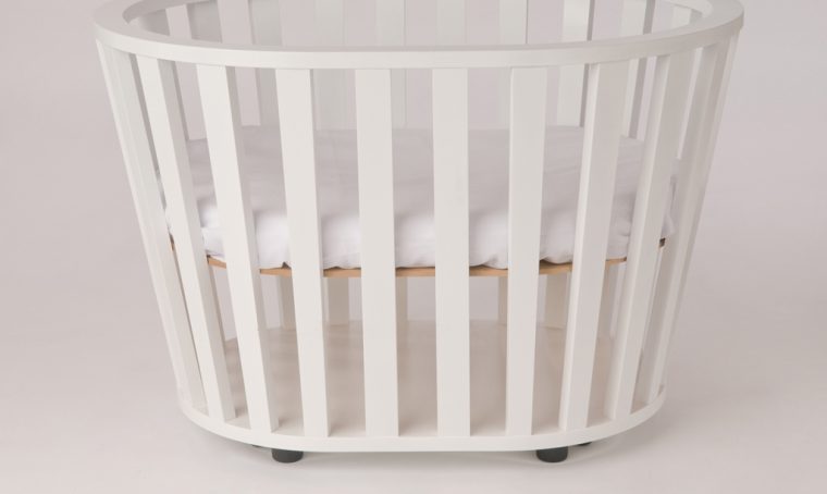 La cameretta per il bebè è moderna, in stile minimal