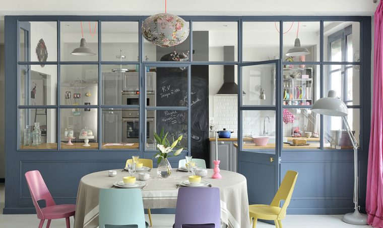 Dividere soggiorno e cucina con una vetrata