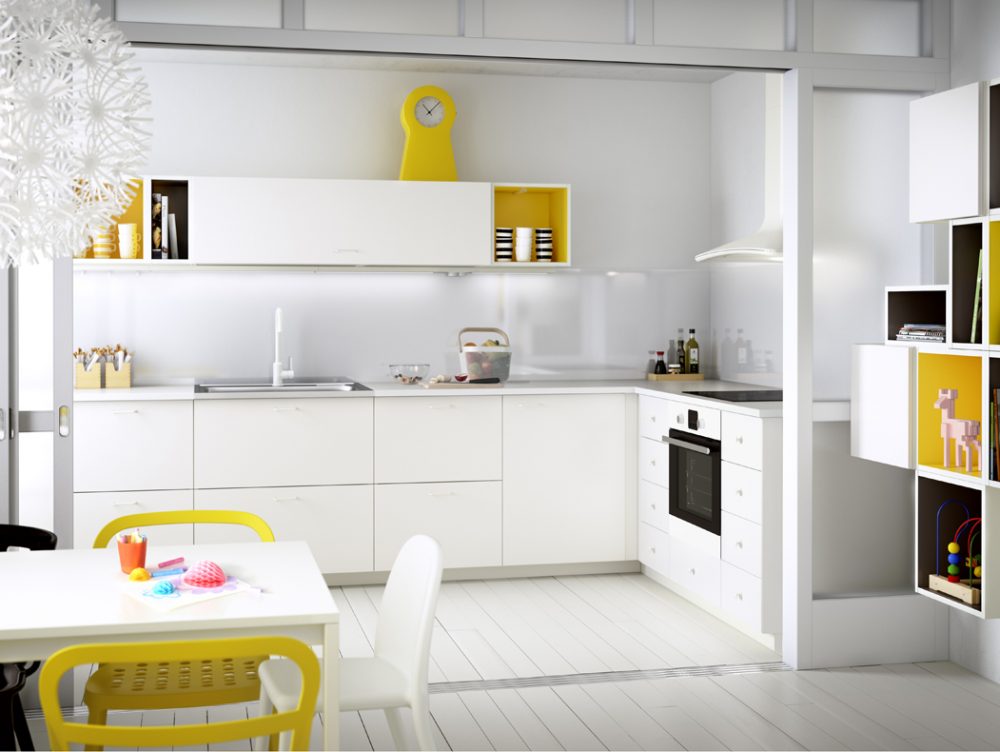 Una cucina semplice in bianco e giallo