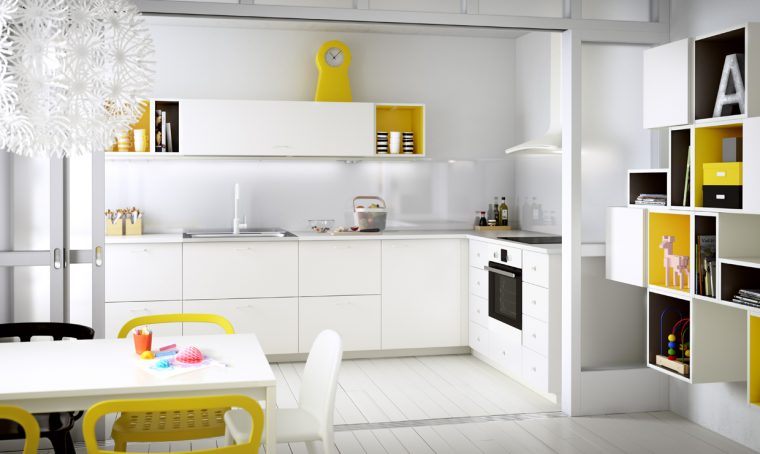 Una cucina semplice in bianco e giallo