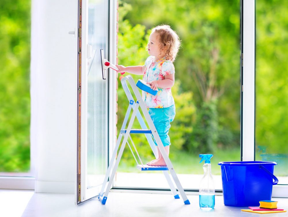Come pulire vetri e specchi senza lasciare aloni