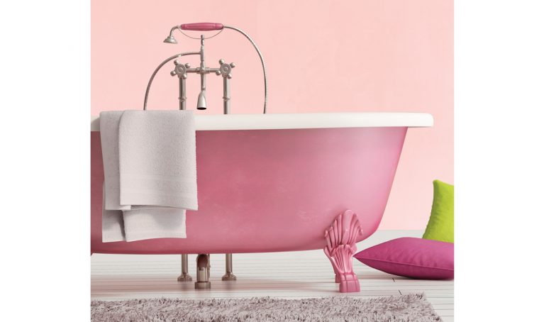 Vernicia la vasca da bagno rosa