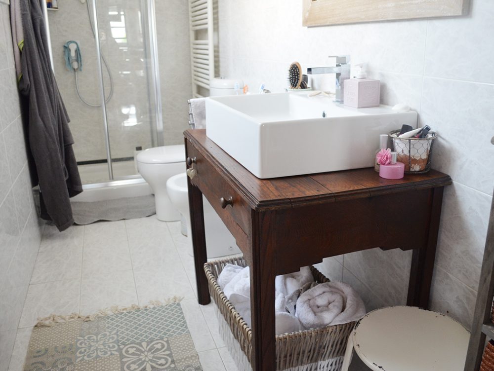 Come ricavare un mobile per il bagno da un vecchio tavolino