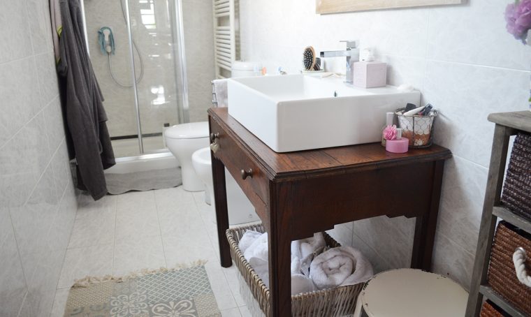 Come ricavare un mobile per il bagno da un vecchio tavolino