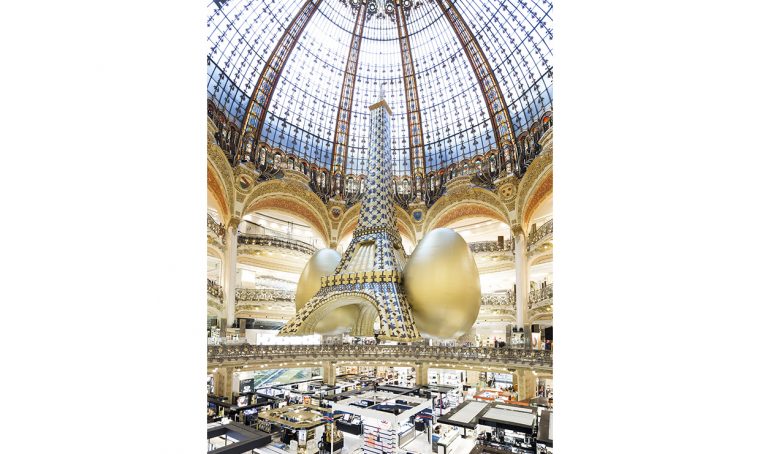 L'installazione firmata ToiletPaper alle Galeries Lafayette