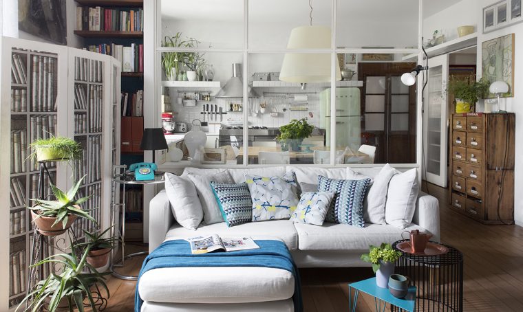 Parete vetrata tra soggiorno e cucina: trasformazione di un open space