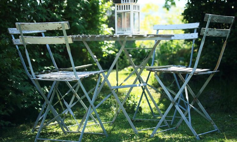 Mobili da giardino: come fare la manutenzione autunnale