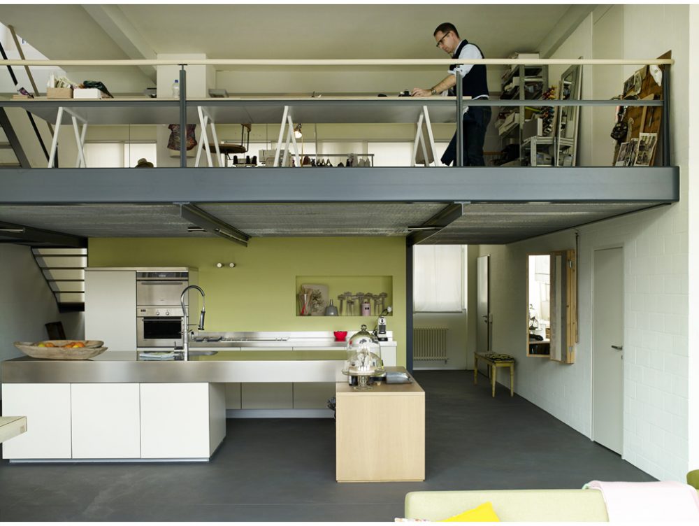 Nel loft con soppalco: casa & lavoro su misura