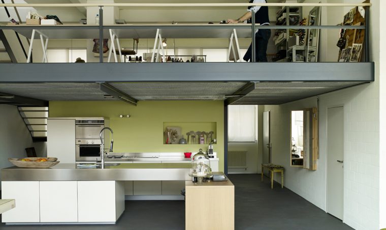 Nel loft con soppalco: casa & lavoro su misura