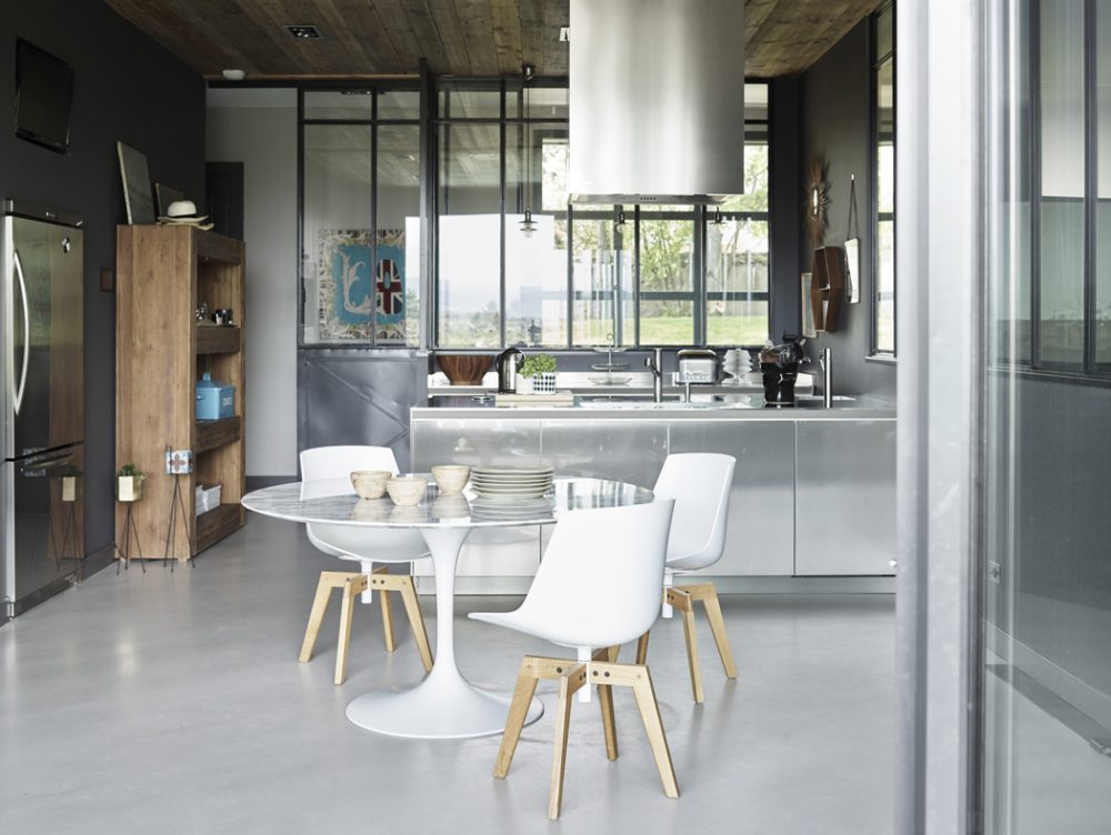 Arredare con pareti grigie e tanto legno 