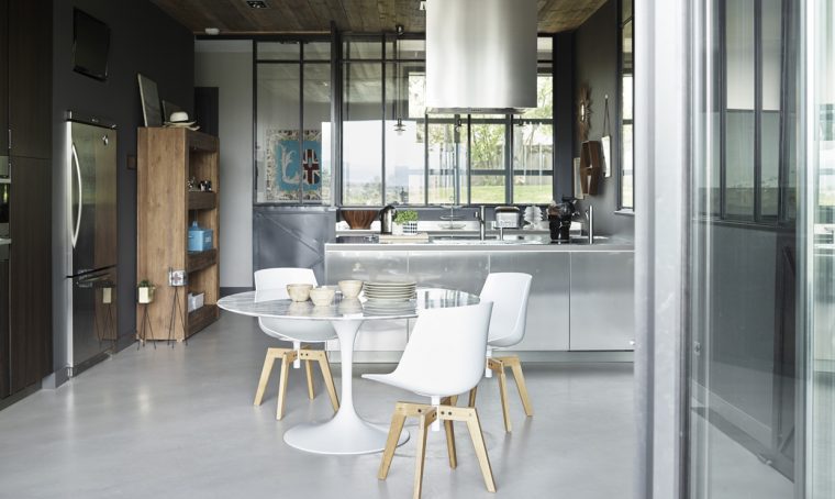 Arredare con pareti grigie e tanto legno 