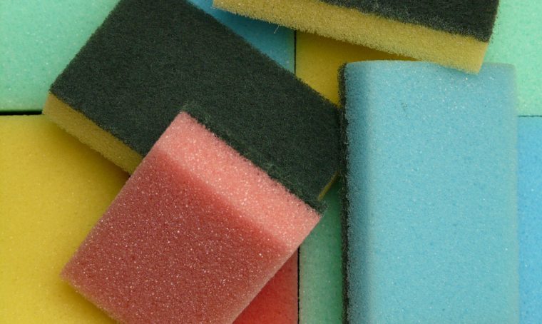 Trucchi e consigli per un uso corretto delle spugne in cucina