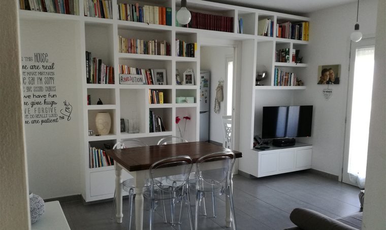 La libreria a ponte nel living