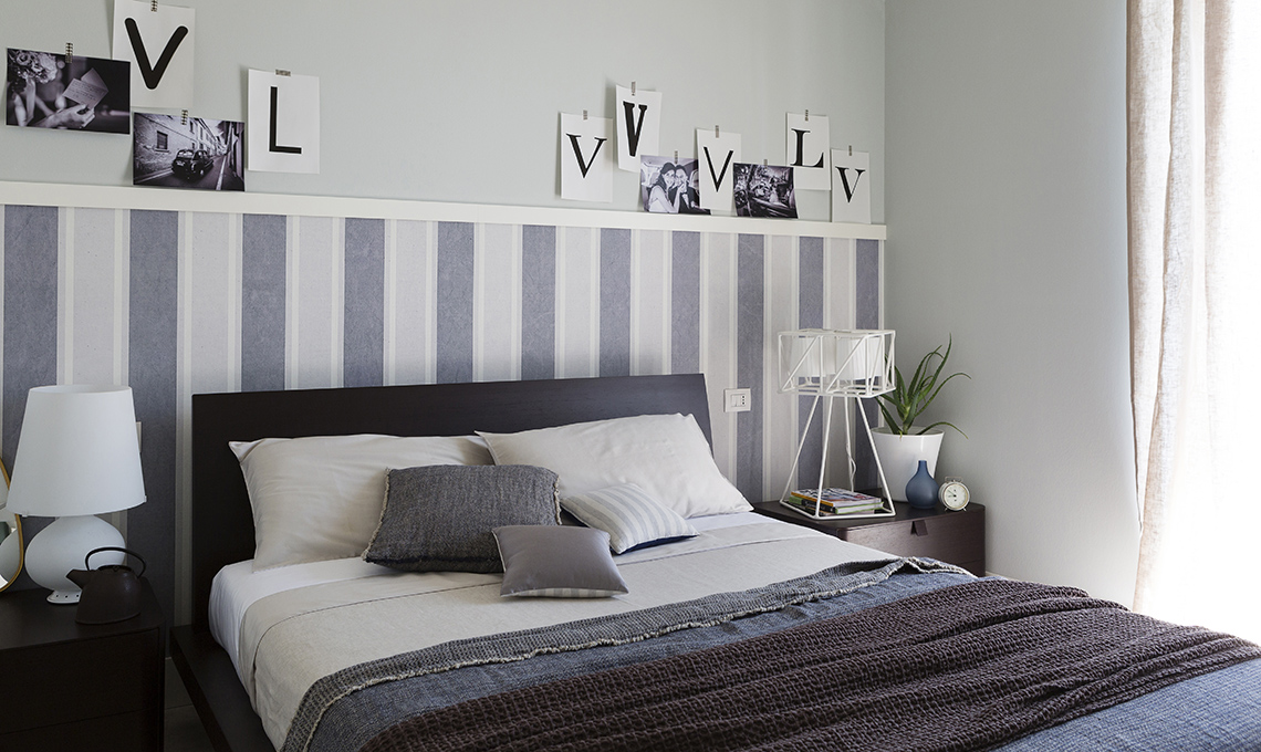 camera da letto con carta da parati effetto boiserie