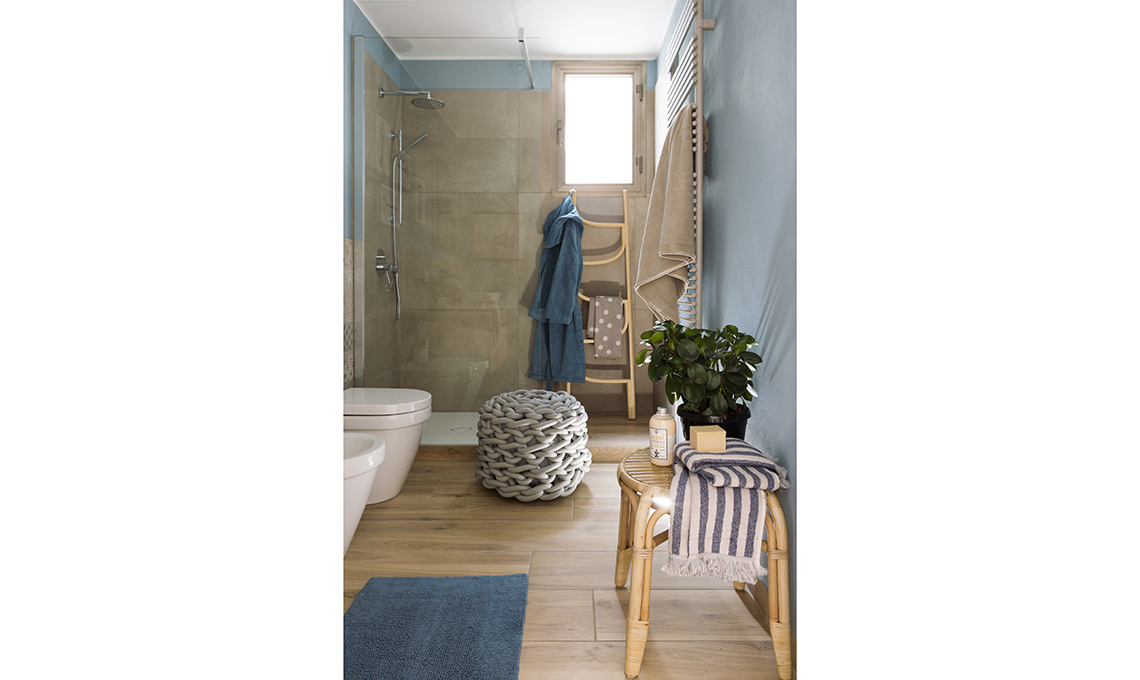 Piastrelle effetto legno e accessori in rattan per il bagno