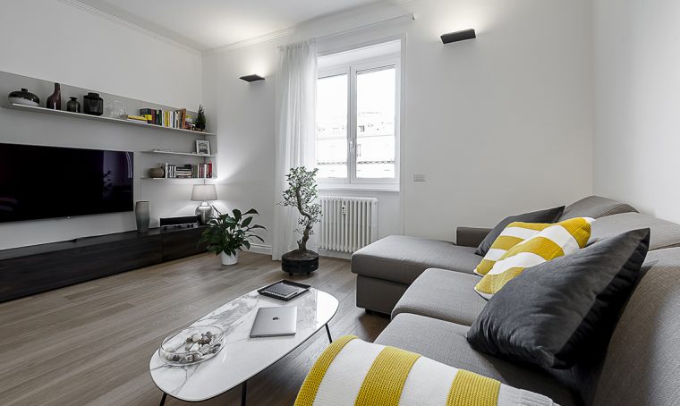 Un bilocale più funzionale con cucina a vista e cabina armadio
