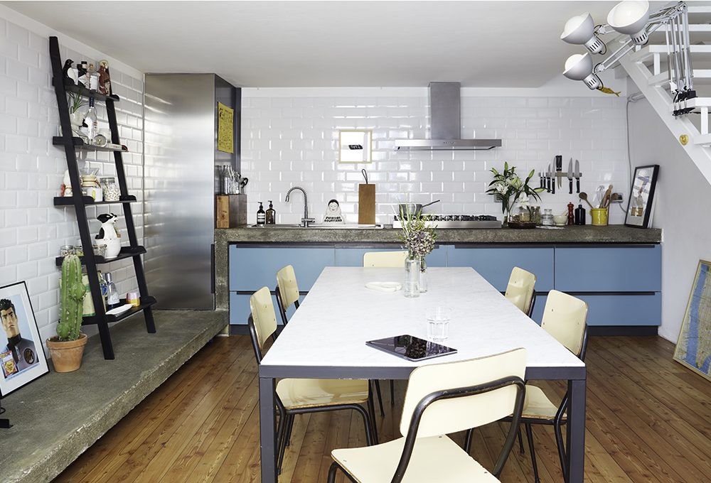 Un loft di 70 mq su tre livelli: soluzioni da copiare e colori pop