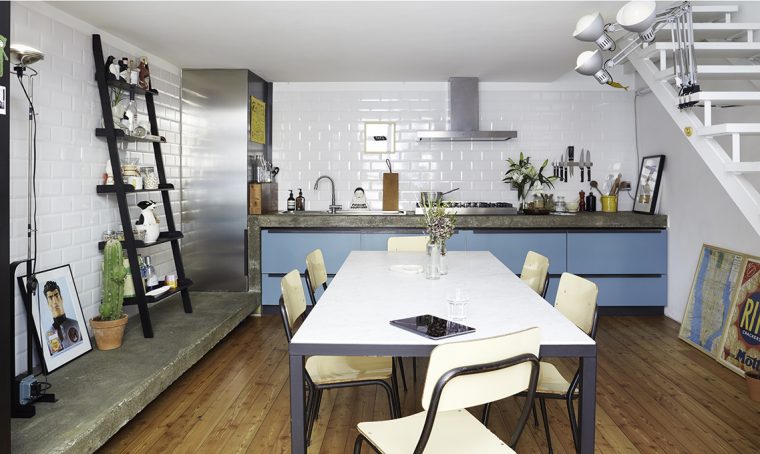 Un loft di 70 mq su tre livelli: soluzioni da copiare e colori pop