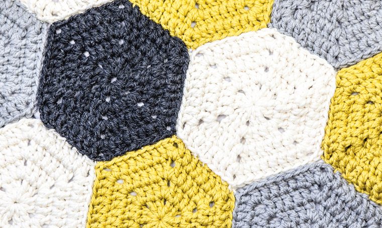 Il tappeto a esagoni all’uncinetto