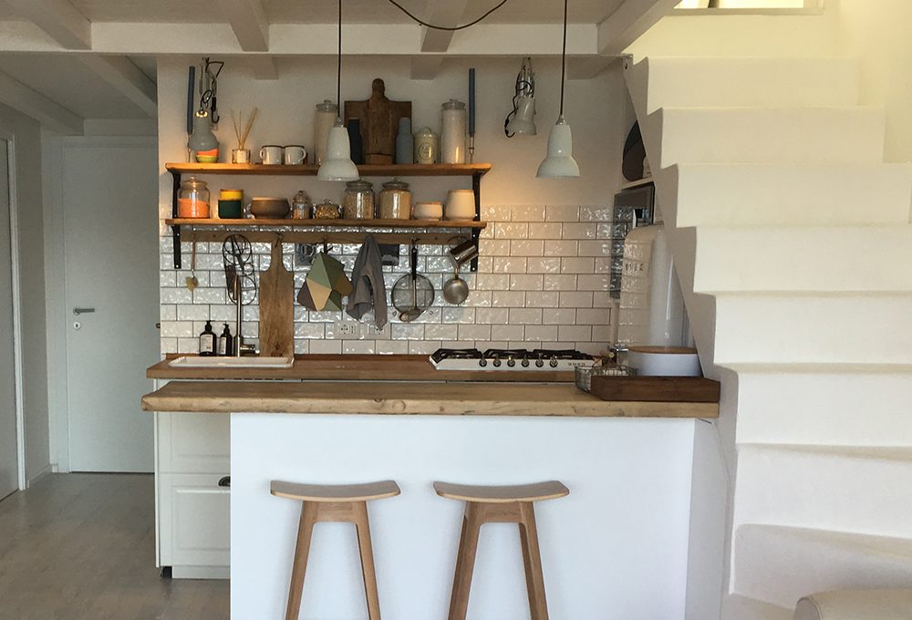 Spunti per arredare una casa al mare (con cucina a vista)