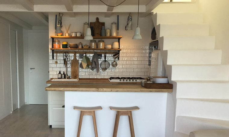 Spunti per arredare una casa al mare (con cucina a vista)
