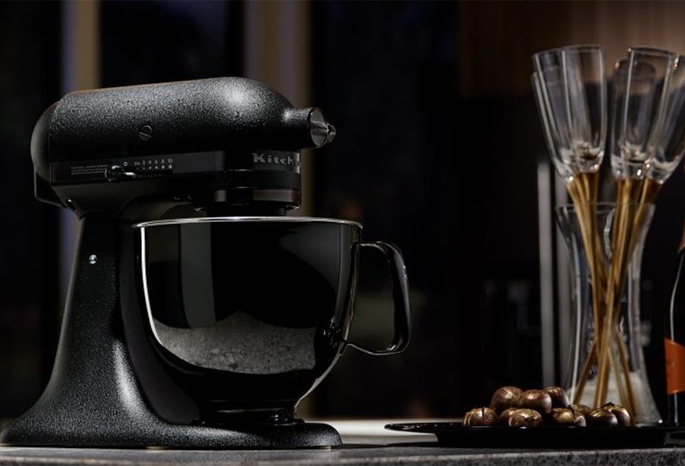 Il robot da cucina si veste di nero
