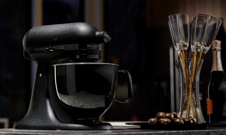 Il robot da cucina si veste di nero