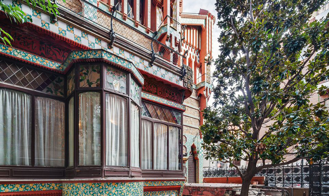 Vista lato cortile di Casa Vincens di Antoni Gaudí a Barcellona