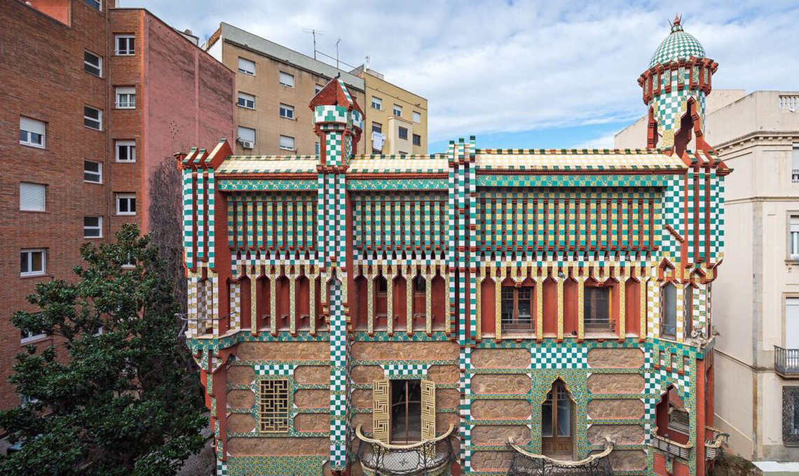 L'esterno di Casa Vincens di Antoni Gaudí a Barcellona