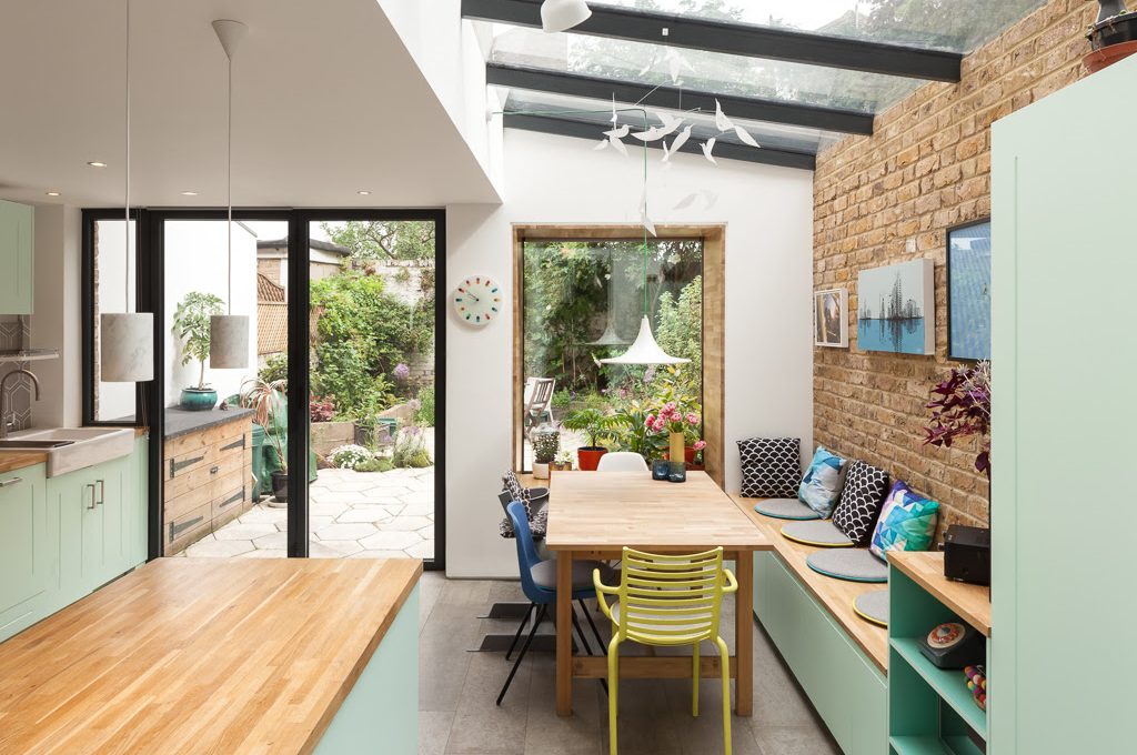 Una casa vittoriana ristrutturata con grandi vetrate e tanto verde